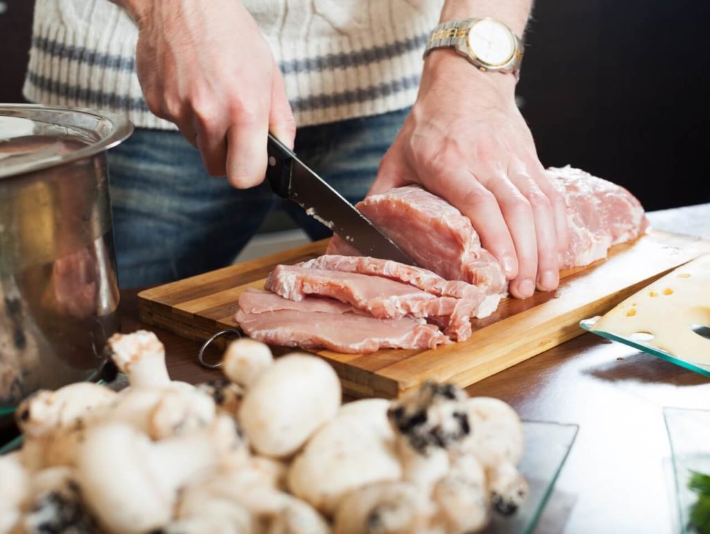 cutting raw meat krupnyj 1 Плюсы и минусы натурального питания - Блог SUPERPET