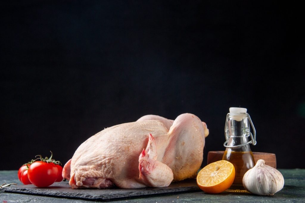 front view fresh chicken with red tomatoes dark kitchen restaurant meal animal photo meat color food chicken krupnyj razmer 1 Выбор правильных мясных продуктов для сырого рациона кошек и собак - Блог SUPERPET