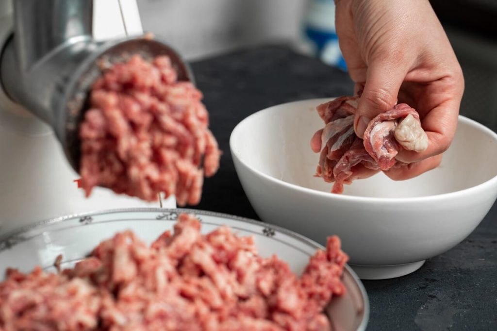 grinded meat fresh raw minced and sliced meat in white glass plates krupnyj razmer 1 Преимущества и недостатки сырого питания для кошек и собак - Блог SUPERPET