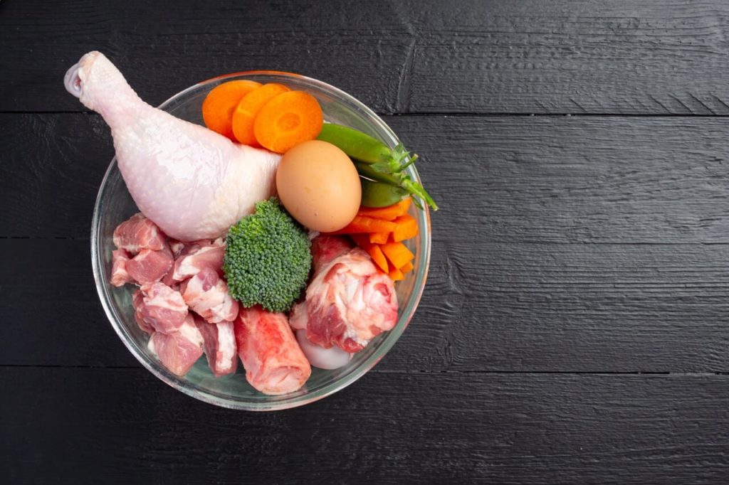 healthy fresh pet food ingredients dark surface krupnyj razmer 1 Выбор правильных мясных продуктов для сырого рациона кошек и собак - Блог SUPERPET