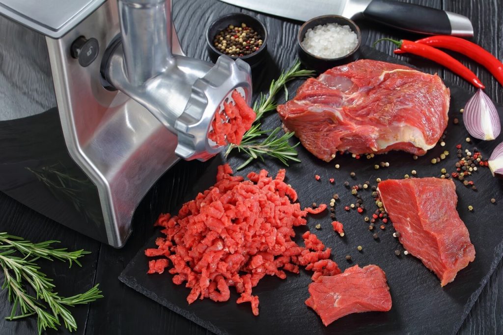Можно ли кормить кошку сырым мясом — мнение ветеринара. Как это делать правильно. Сырое или вареное. Виды мяса. - Блог SUPERPET