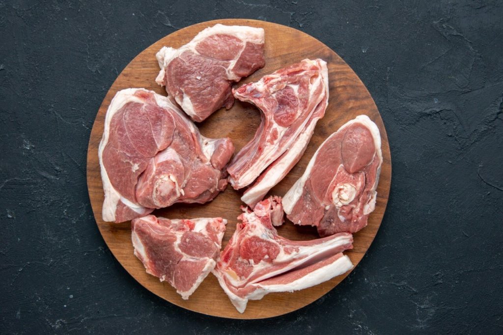 top view fresh meat slices raw meat round wooden desk dark food freshness animal cow meal food kitchen krupnyj razmer 1 Выбор правильных мясных продуктов для сырого рациона кошек и собак - Блог SUPERPET